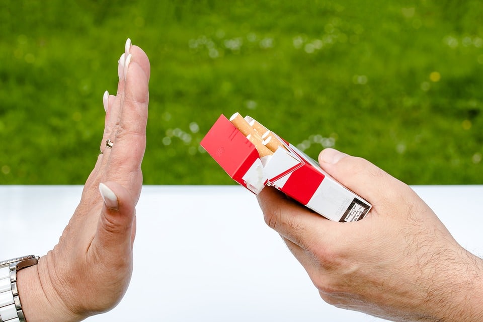 personne refusant une cigarette