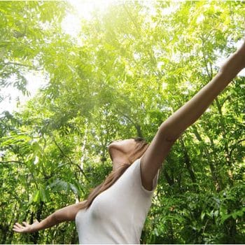 femme libérée de ses émotions dans la forêts